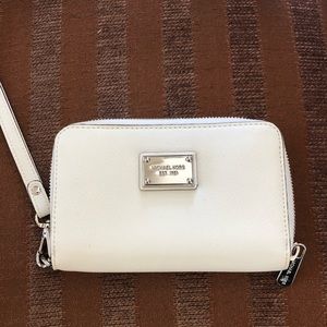 MICHAEL KORS Wristlet.